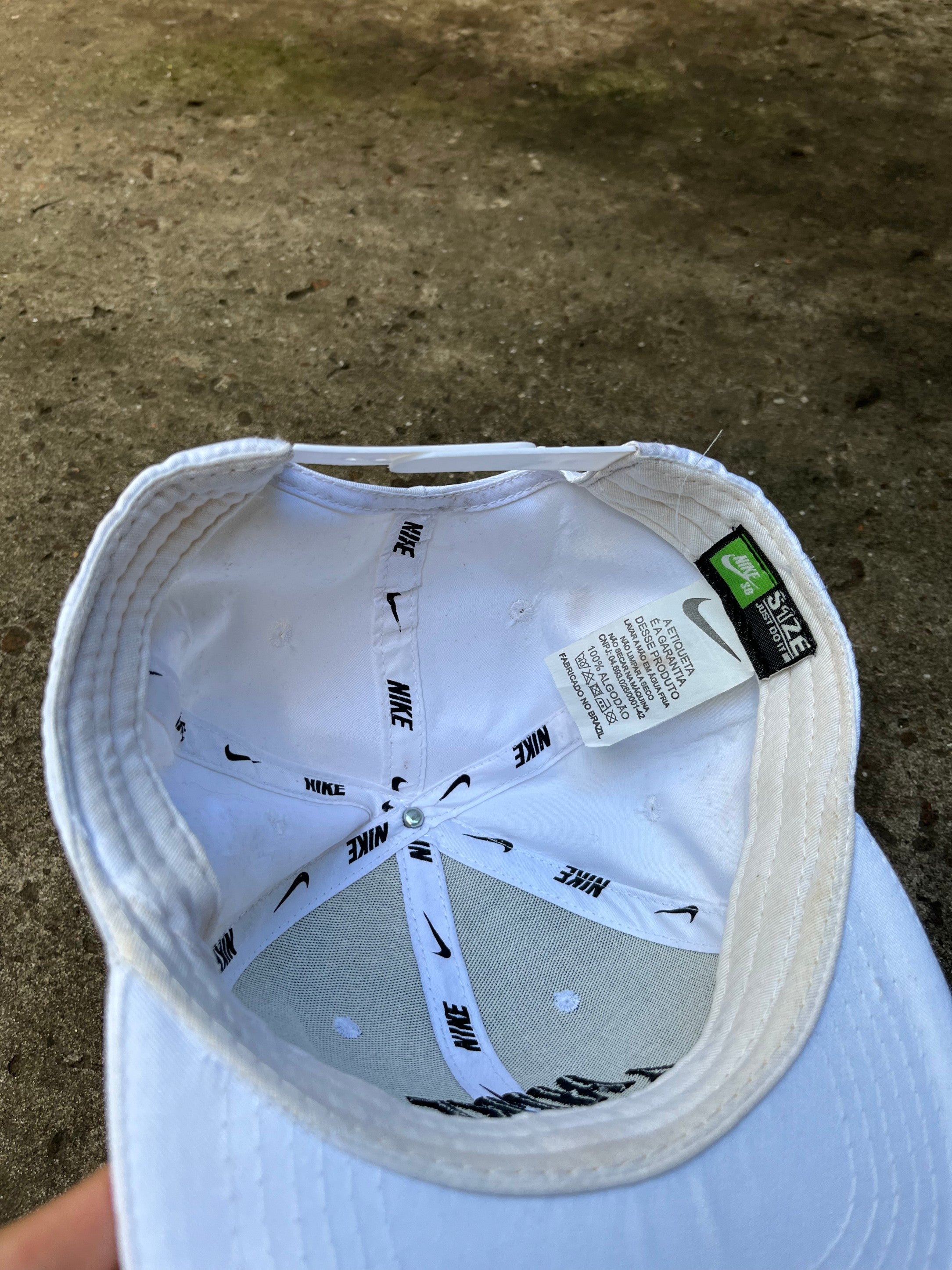 Gorra Nike SB Blanca Plana