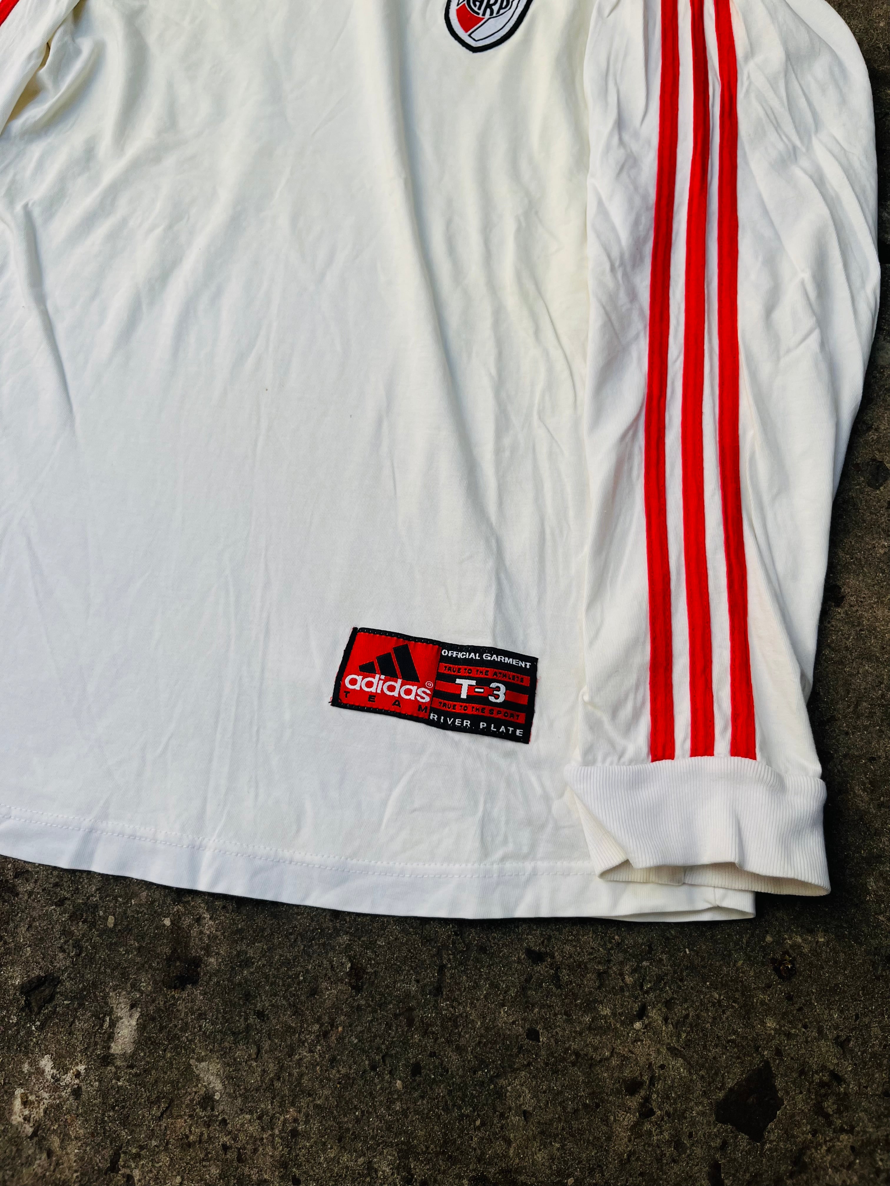 Camiseta River 99' Manga Larga de Utileria