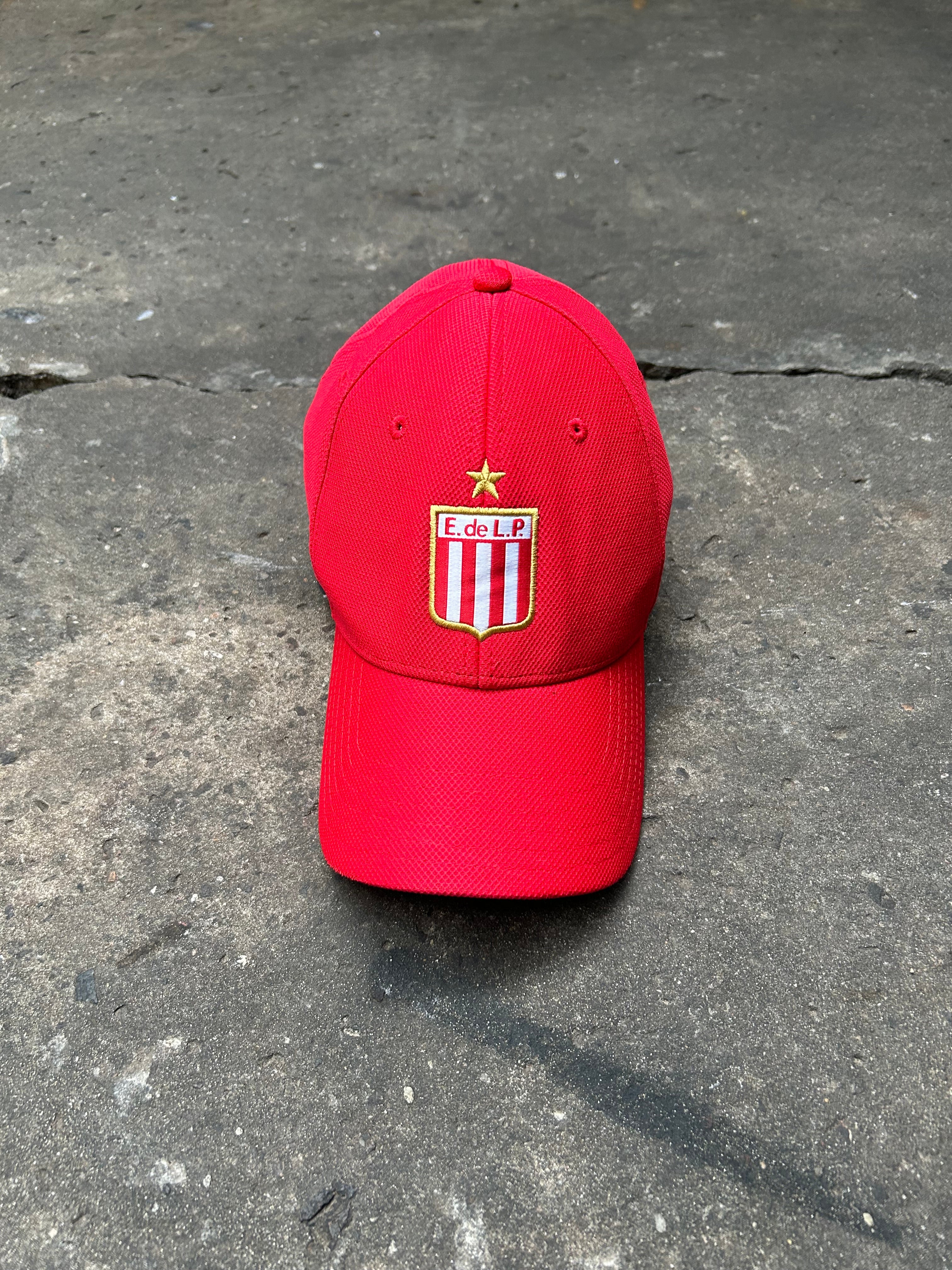 Gorra Estudiantes Under Armour Cerrada Original