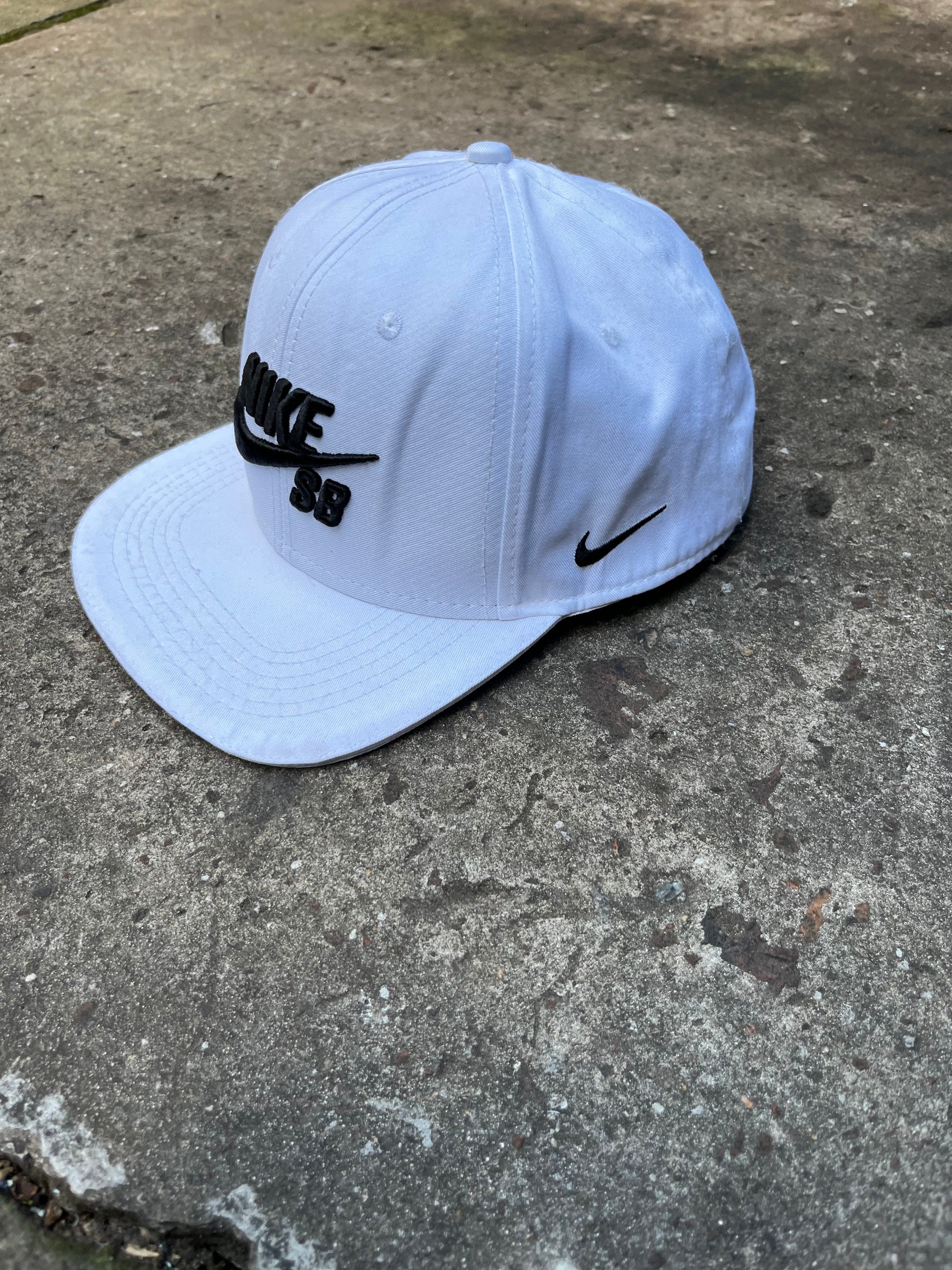 Gorra Nike SB Blanca Plana