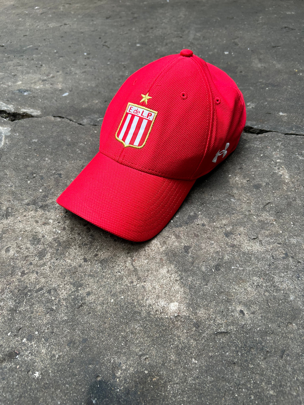 Gorra Estudiantes Under Armour Cerrada Original